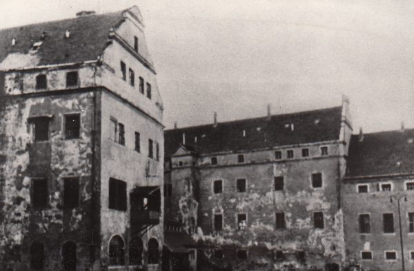 Budynki obozu utworzonego w zamku Lichtenburg. Trzypiętrowe, spadziste dachy.