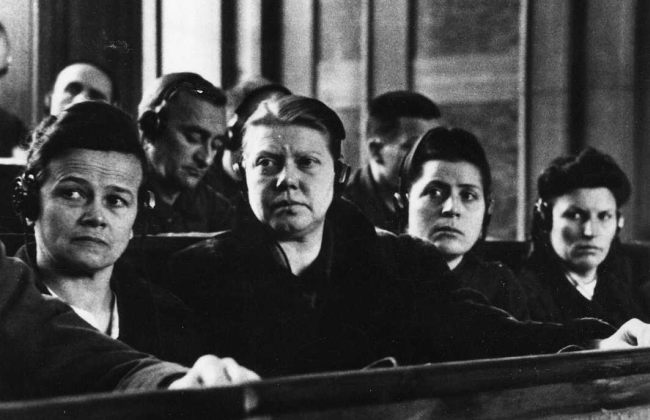 Od lewej: Therese Brandl, Alice Orlowski, Luise Danz oraz Hildegard Lächert siedzą i przysłuchują się lub przyglądają w skupieniu. 