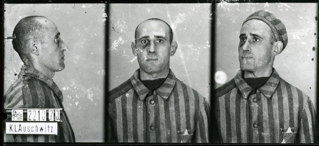 Fotografia rejestracyjna  więźnia, kapo karnej kompanii ubranego w pasiak w trzech pozach: bokiem, na wprost i z ukosa. Na ostatnim zdjęciu więzień ma na głowie czapkę obozową.