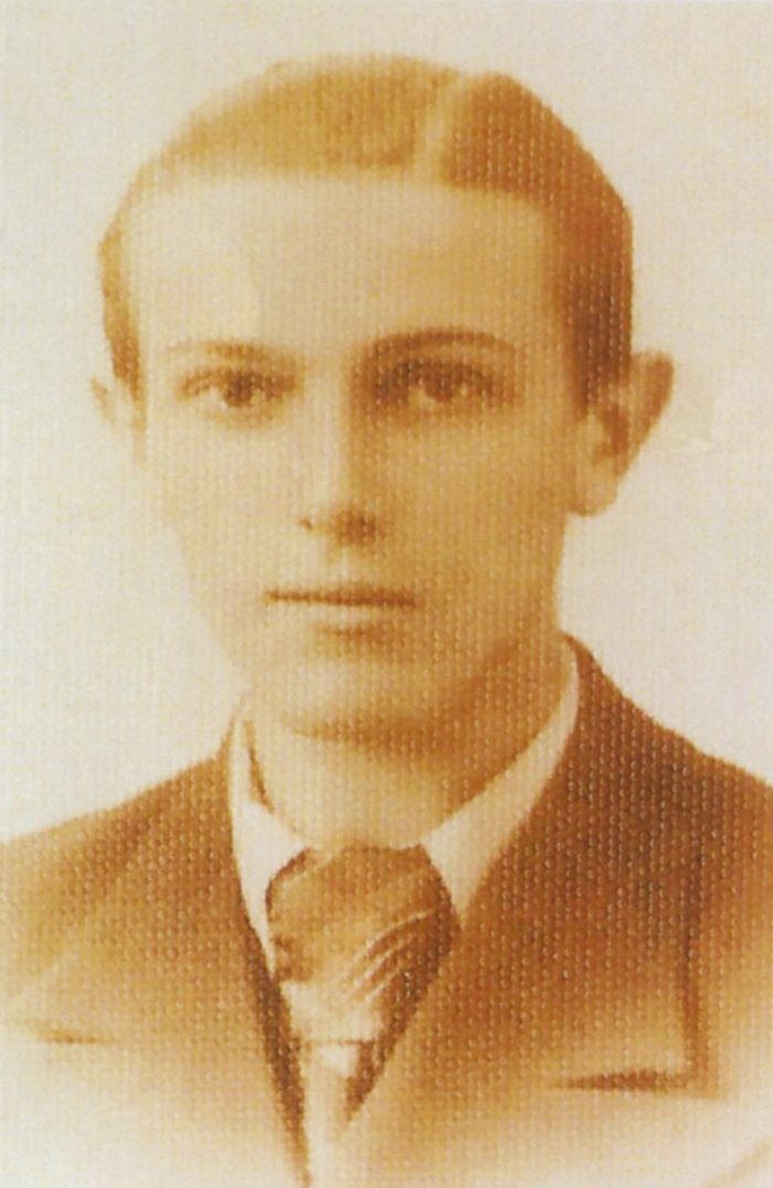 Portrait photograph of Alfred Przybylski in his teens. Face focused with a serious expression, gaze directed straight ahead. Dressed in a jacket, a shirt and a tie.