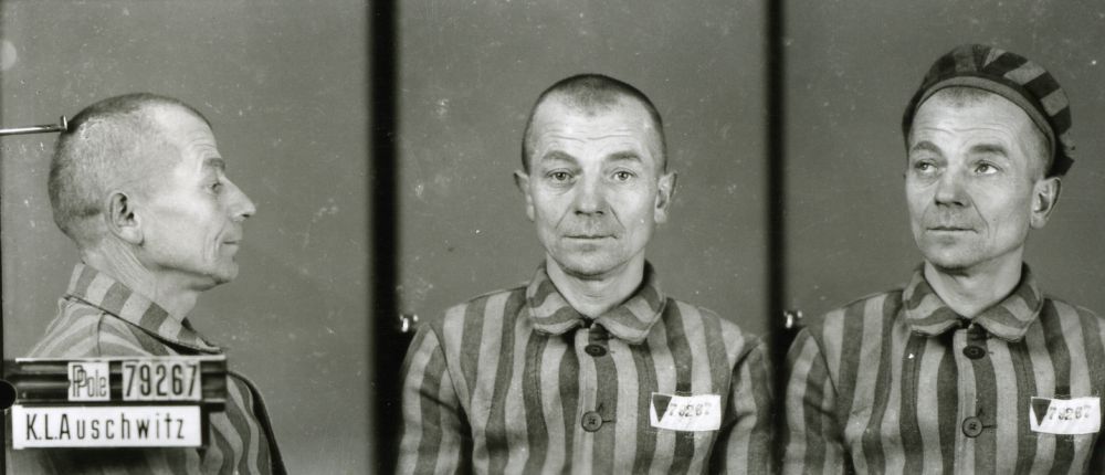 Po lewej fotografia rejestracyjna więźnia ubranego w pasiak w trzech pozach: bokiem, na wprost i z ukosa. Na ostatnim zdjęciu więzień ma na głowie czapkę obozową. 